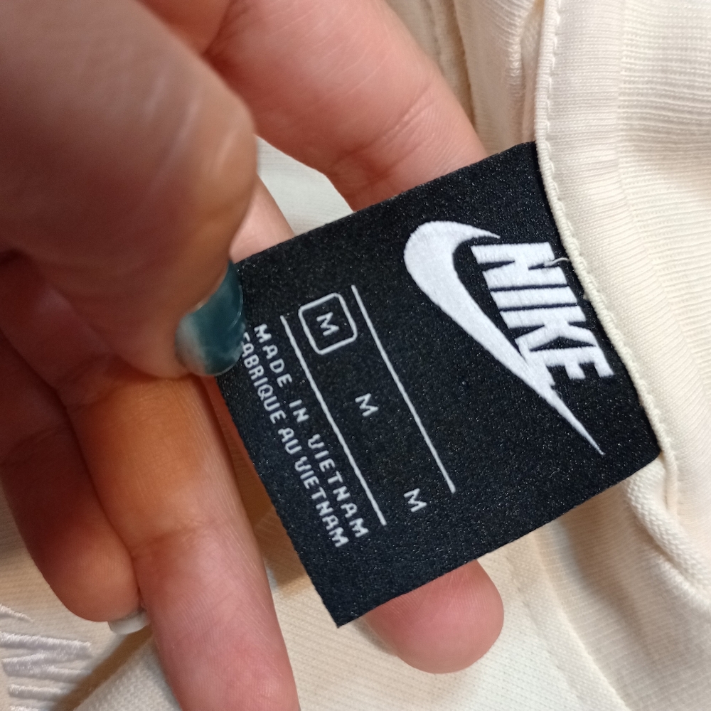 Nike Embroidered Logo Pale Yellow Cropped Cotton Tee - Picture 4 of 9